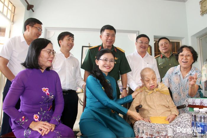 Đồng chí Tôn Ngọc Hạnh, Ủy viên Trung ương Đảng, Phó Bí thư Thường trực Thành ủy, Chủ tịch HĐND thành phố cùng đoàn công tác tặng quà cho Mẹ Việt Nam anh hùng Lê Thị Cơ (sinh năm 1929, ngụ phường Trảng Bom). Ảnh: Trần Danh
