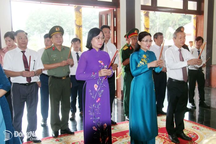 Đồng chí Tôn Ngọc Hạnh, Ủy viên Trung ương Đảng, Phó Bí thư Thường trực Thành ủy, Chủ tịch HĐND thành phố cùng các thành viên đoàn dâng hương tại Đền thờ liệt sĩ Thống Nhất. Ảnh: Trần Danh