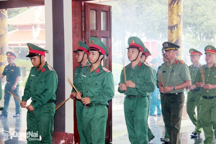 Các cán bộ, chiến sĩ tham gia lễ dâng hương các anh hùng liệt sĩ tại Đền thờ liệt sĩ Thống Nhất. Ảnh: Trần Danh