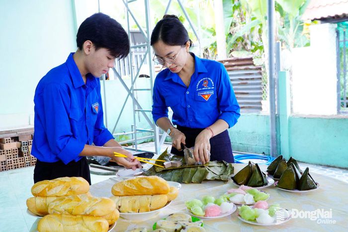 Đoàn viên, thanh niên chuẩn bị mâm cơm tri ân tại gia đình Mẹ Việt Nam anh hùng Hồ Thị Vàng. Ảnh: Thủy Tiên