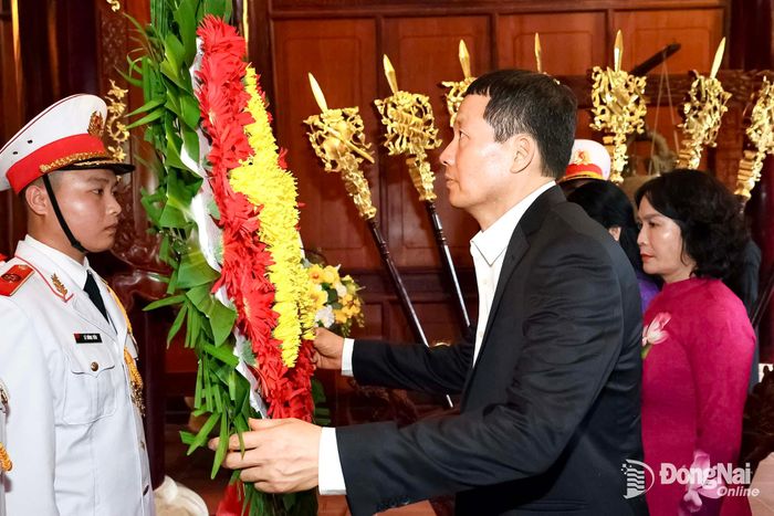 Đồng chí Vũ Hồng Văn, Ủy viên Trung ương Đảng, Bí thư Thành ủy, Trưởng đoàn Đại biểu Quốc hội thành phố chỉnh vòng hoa tại lễ dâng hương Đền thờ liệt sĩ Xuân Lộc. Ảnh: Công Nghĩa
