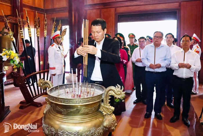 Đồng chí Vũ Hồng Văn, Ủy viên Trung ương Đảng, Bí thư Thành ủy, Trưởng đoàn Đại biểu Quốc hội thành phố thành kính dâng hương tại Đền thờ liệt sĩ Xuân Lộc. Ảnh: Công Nghĩa