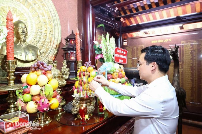Giám đốc Sở Giáo dục và Đào tạo Đặng Anh Tuấn dâng hương tại Đền thờ liệt sĩ Long Khánh. Ảnh: Công Nghĩa