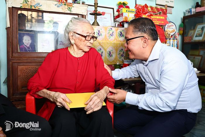 Ủy viên Ban Thường vụ Thành ủy, Phó Chủ tịch Thường trực UBND thành phố Nguyễn Kim Long tặng quà Mẹ Việt Nam anh hùng Lê Thị Thí. Ảnh: Công Nghĩa