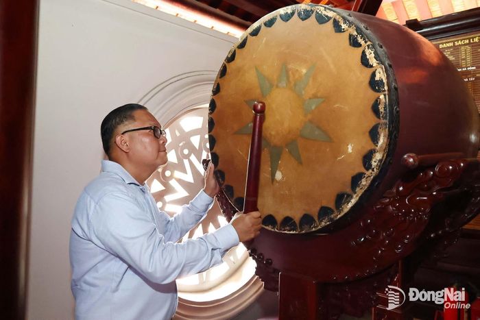 Ủy viên Ban Thường vụ Thành ủy, Phó Chủ tịch Thường trực UBND thành phố Nguyễn Kim Long thực hiện nghi thức thỉnh trống trong lễ dâng hương tại Đền thờ liệt sĩ Long Khánh. Ảnh: Công Nghĩa