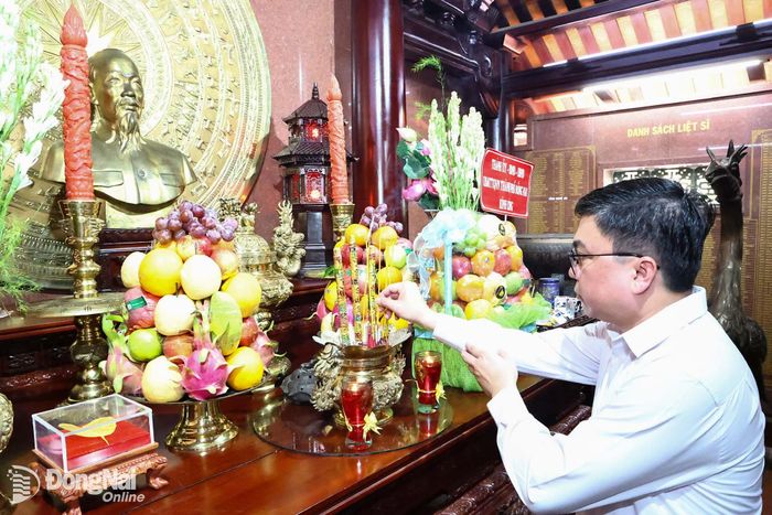 Thành ủy viên, Chánh Văn phòng Thành ủy Hoàng Thành Trung dâng hương tại Đền thờ liệt sĩ Long Khánh. Ảnh: Công Nghĩa