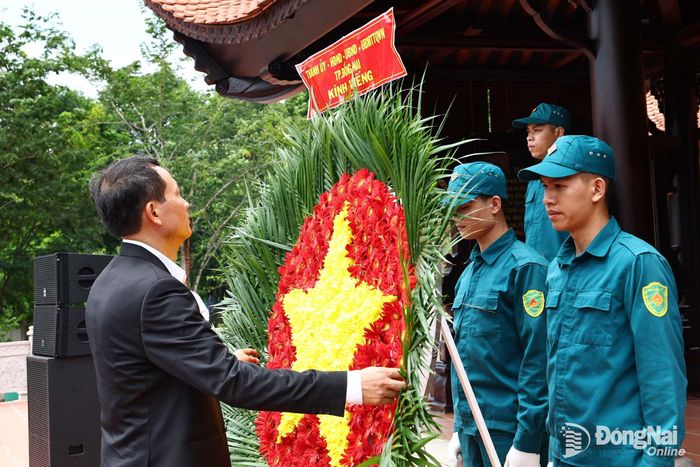 Đồng chí Vũ Hồng Văn, Ủy viên Trung ương Đảng, Bí thư Thành ủy, Trưởng đoàn Đại biểu Quốc hội thành phố trân trọng chỉnh hoa tại lễ viếng Đền thờ liệt sĩ Long Khánh. Ảnh: Công Nghĩa