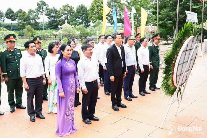 Đồng chí Vũ Hồng Văn, Ủy viên Trung ương Đảng, Bí thư Thành ủy, Trưởng đoàn Đại biểu Quốc hội thành phố cùng các đại biểu dâng hương tại Đền thờ liệt sĩ Long Khánh (phường Bình Lộc). Ảnh: Công Nghĩa
