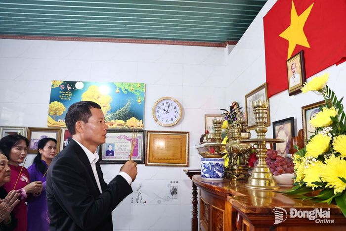 Đồng chí Vũ Hồng Văn, Ủy viên Trung ương Đảng, Bí thư Thành ủy, Trưởng đoàn Đại biểu Quốc hội thành phố đến thăm và thắp hương các liệt sĩ trong gia đình Mẹ Việt Nam anh hùng Trần Thị Kim Vệ tại phường Xuân Lộc đã anh dũng hy sinh trong kháng chiến bảo vệ Tổ quốc. Ảnh: Công Nghĩa