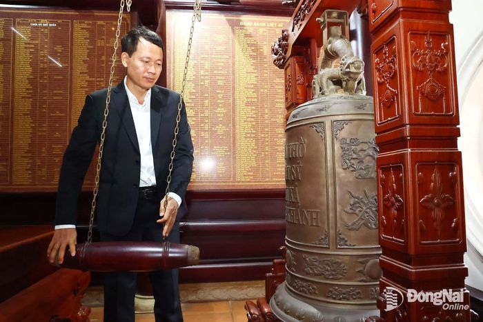 Đồng chí Vũ Hồng Văn, Ủy viên Trung ương Đảng, Bí thư Thành ủy, Trưởng đoàn Đại biểu Quốc hội thành phố thỉnh chuông trong lễ dâng hương tại Đền thờ liệt sĩ Long Khánh. Ảnh: Công Nghĩa
