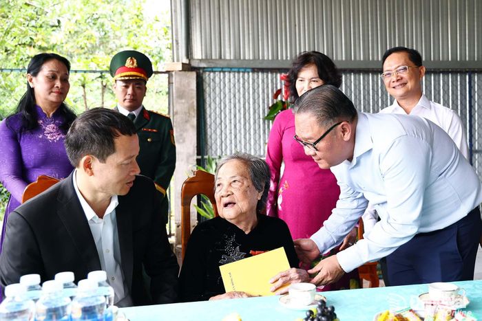 Đồng chí Nguyễn Kim Long, Ủy viên Ban Thường vụ Thành ủy, Phó Chủ tịch Thường trực UBND thành phố tặng quà Mẹ Việt Nam anh hùng Trần Thị Kim Vệ. Ảnh: Công Nghĩa