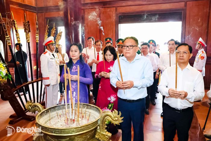 Các đồng chí lãnh đạo thành phố dâng hương tại Đền thờ liệt sĩ Xuân Lộc. Ảnh: Công Nghĩa