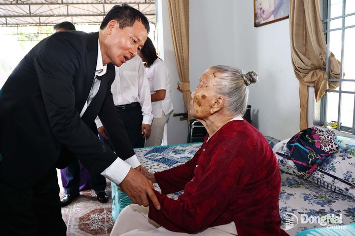 Đồng chí Vũ Hồng Văn, Ủy viên Trung ương Đảng, Bí thư Thành ủy, Trưởng đoàn Đại biểu Quốc hội thành phố ân cần hỏi thăm sức khỏe Mẹ Việt Nam anh hùng Đỗ Thị Miên. Ảnh: Công Nghĩa