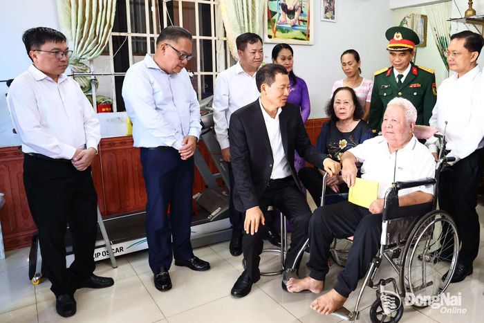 Đồng chí Vũ Hồng Văn, Ủy viên Trung ương Đảng, Bí thư Thành ủy, Trưởng đoàn Đại biểu Quốc hội thành phố thăm hỏi sức khỏe Anh hùng Lực lượng vũ trang nhân dân Trần Văn Chín. Ảnh: Công Nghĩa