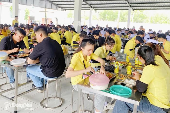 Bữa cơm Công đoàn tại Công ty TNHH Đầu tư quốc tế Việt Đức (xã Xuân Hòa). Ảnh: CĐ