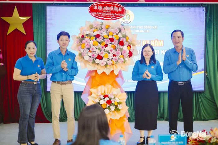 Lãnh đạo Liên đoàn Lao động thành phố Đồng Nai tặng hoa chúc mừng Công đoàn phường Trảng Dài tại buổi họp mặt. Ảnh: CĐ