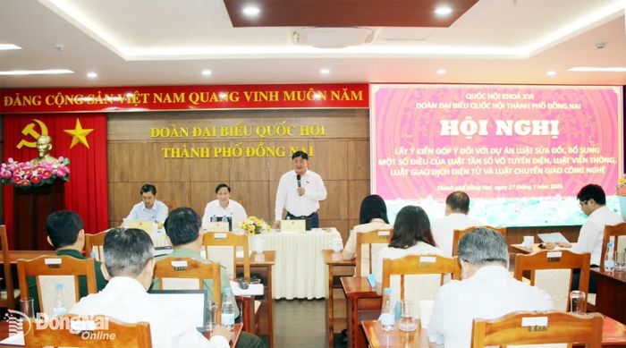 Thành ủy viên, Giám đốc Sở Khoa học và Công nghệ, đại biểu Quốc hội thành phố Đồng Nai Phạm Văn Trinh phát biểu tại hội nghị. Ảnh: Hải Quân