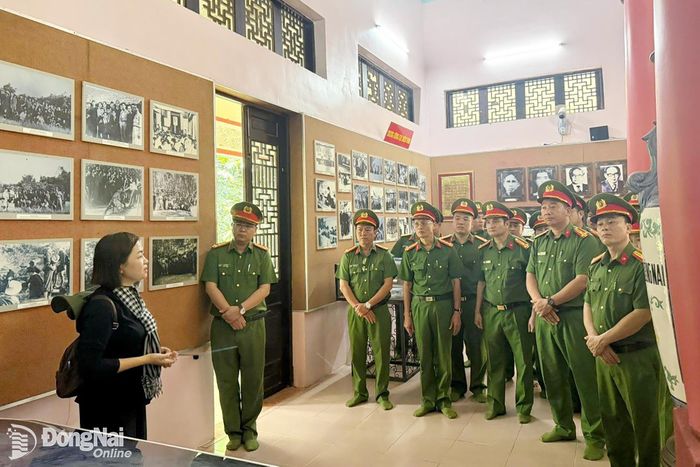 Đoàn nghe kể lại lịch sử hào hùng của Di tích lịch sử chiến Khu Đ.