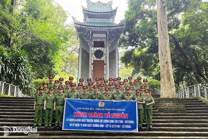 Đoàn chụp ảnh lưu niệm.