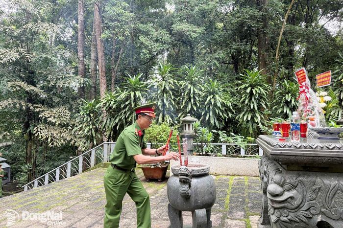 Đoàn làm Lễ dâng hương.