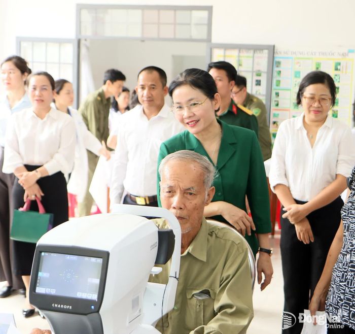 Đồng chí Tôn Ngọc Hạnh, Ủy viên Trung ương Đảng, Phó Bí thư Thường trực Thành ủy, Chủ tịch HĐND thành phố tham quan thực tế một hoạt động chăm sóc sức khỏe người cao tuổi tại phường Biên Hòa. Ảnh: Văn Truyên