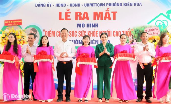 Đồng chí Tôn Ngọc Hạnh, Ủy viên Trung ương Đảng, Phó Bí thư Thường trực Thành ủy, Chủ tịch HĐND thành phố; đồng chí Lê Trường Sơn, Ủy viên Ban Thường vụ Thành ủy, Phó Chủ tịch UBND thành phố cùng lãnh đạo địa phương thực hiện nghi thức ra mắt mô hình Điểm chăm sóc sức khỏe người cao tuổi. Ảnh: Văn Truyên