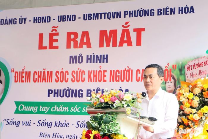 Đồng chí Lê Trường Sơn, Ủy viên Ban Thường vụ Thành ủy, Phó Chủ tịch UBND thành phố phát biểu tại Lễ ra mắt Mô hình Điểm chăm sóc sức khỏe người cao tuổi phường Biên Hòa. Ảnh: Văn Truyên