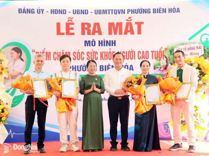 Lãnh đạo phường Biên Hòa tri ân các cá nhân, tổ chức tham gia ủng hộ thực hiện mô hình Điểm chăm sóc sức khỏe người cao tuổi. Ảnh: Văn Truyên