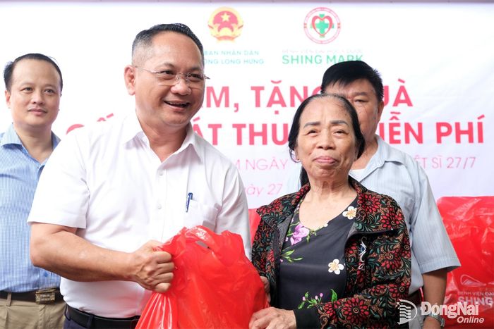 Ngoài khám bệnh miễn phí, nhiều phần quà đã được trao tặng cho thương, bệnh binh, gia đình chính sách trong dịp kỷ niệm 79 năm ngày Thương binh - Liệt sĩ tại phường Long Hưng. Ảnh: Bích Nhàn
