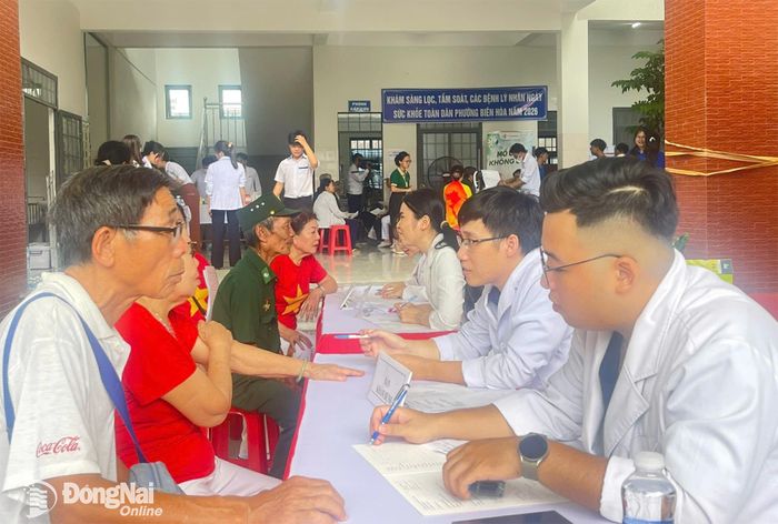 Đoàn bác sĩ của Bệnh viện Đa khoa Đồng Nai (phường Tam Hiệp) khám bệnh cho thương, bệnh binh, gia đình chính sách tại phường Biên Hòa. Ảnh: BSCC