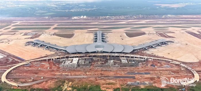 Theo ACV, với tiến độ triển khai hiện nay, gói thầu dự kiến hoàn thành công tác thi công bê tông xi măng trước ngày 15-8-2026 và hoàn thành toàn bộ các hạng mục trước ngày 30-9-2026. Trước đó, vào cuối tháng 4-2025, đường băng số 1 Sân bay Long Thành đã được đưa vào khai thác kỹ thuật. Ảnh: Phạm Tùng