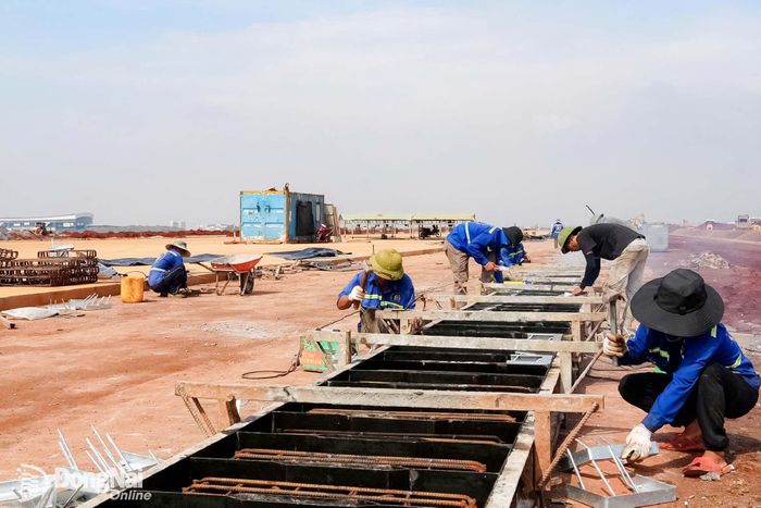 Để đáp ứng tiến độ, nhà thầu hiện đã huy động đủ nhân công, máy móc cũng như nguồn vật tư, vật liệu phục vụ thi công các hạng mục còn lại của gói thầu. Ảnh: Phạm Tùng