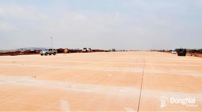 Đối với kết cấu lòng đường băng thứ 2, nhà thầu đã hoàn thành toàn bộ. Theo dự kiến, trong tháng 8-2026 sẽ bắt đầu lắp đặt hệ thống chiếu sáng, trang thiết bị của đường băng này. Ảnh: Phạm Tùng