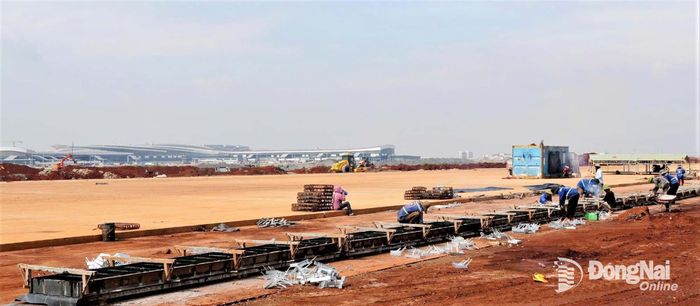 Đường băng thứ 2 Sân bay Long Thành được đầu tư với quy mô như đường băng số 1, dài 4km, rộng 75m. Gói thầu này được khởi công xây dựng vào cuối tháng 5-2025. Ảnh: Phạm Tùng