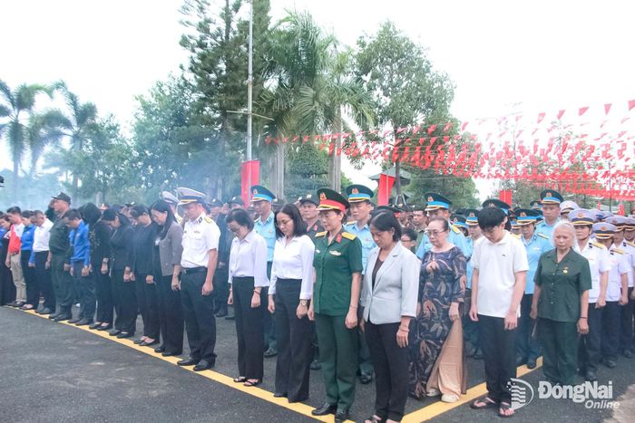 Đoàn đại biểu và đoàn viên thanh niên, cán bộ, chiến sĩ và nhân dân dành một phút tưởng niệm tại buổi lễ. Ảnh: Nga Sơn