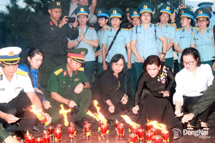 Các đại biểu thắp nến tri ân tại tượng đài Tổ quốc ghi công trong khuôn viên Nghĩa trang liệt sĩ thành phố (phường Long Bình). Ảnh: Nga Sơn