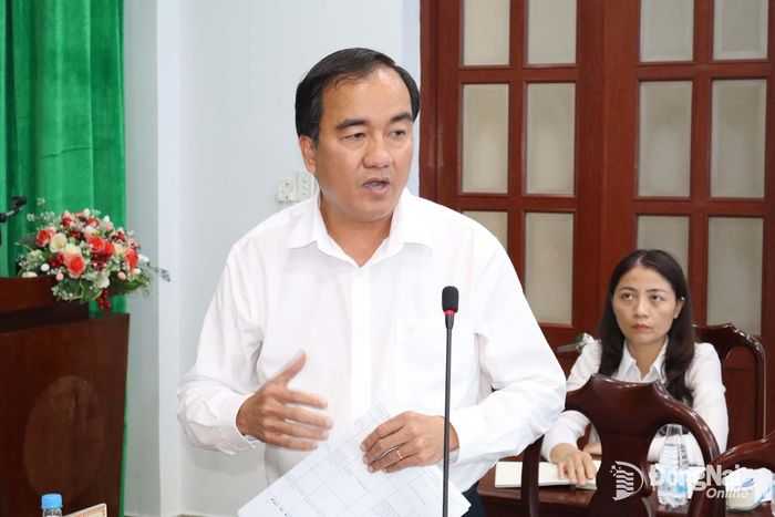 Chủ tịch UBND phường Trấn Biên Nguyễn Duy Tân giải trình các nội dung trước đoàn giám sát. Ảnh: Thùy Anh
