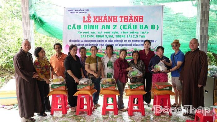 Trao quà cho người dân có hoàn cảnh khó khăn.