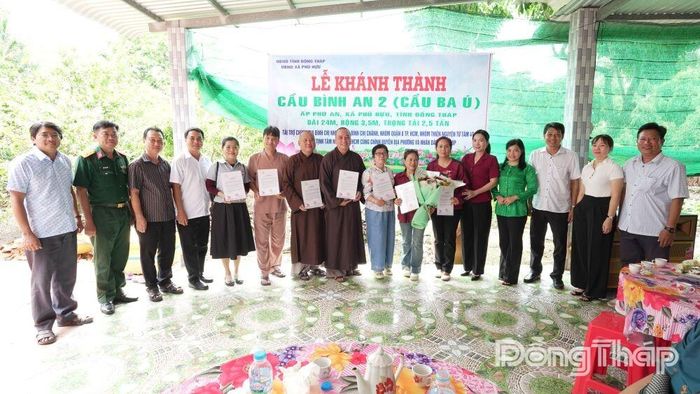 Lãnh đạo xã Phú Hựu trao Thư cảm ơn cho các mạnh thường quân.