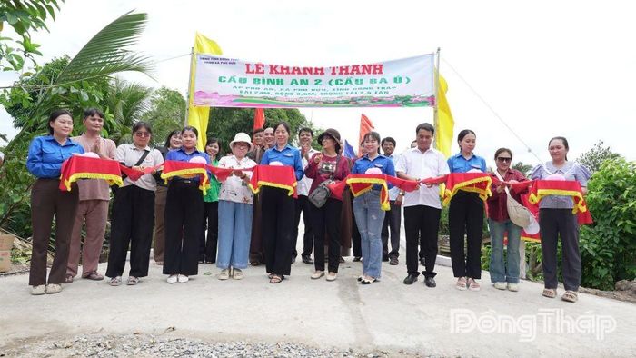 Nghi thức cắt băng khánh thành.