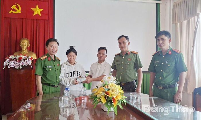 Trao trả số tiền chuyển nhầm tại cơ quan Công an phường Mỹ Phong.