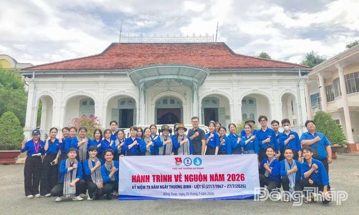 Đoàn chụp ảnh lưu niệm tại Bảo tàng tỉnh Đồng Tháp, cơ sở 1 (phường Mỹ Tho).