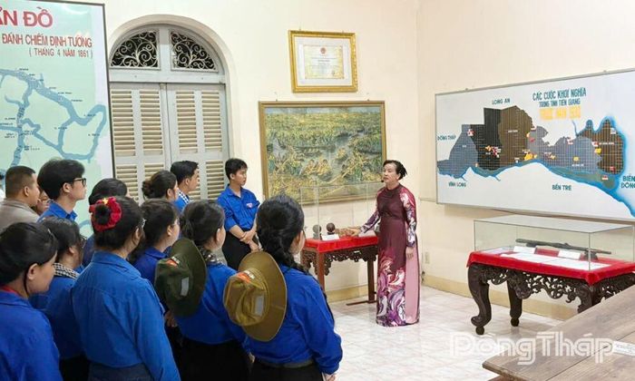 Đoàn tham quan tìm hiểu lịch sử, văn hóa vùng đất Mỹ Tho - Gò Công tại Nhà trưng bày Bảo tàng tỉnh.