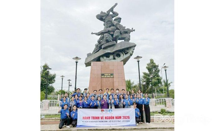 Đoàn tham quan tìm hiểu Di tích Quốc gia đặc biệt Chiến thắng Ấp Bắc.