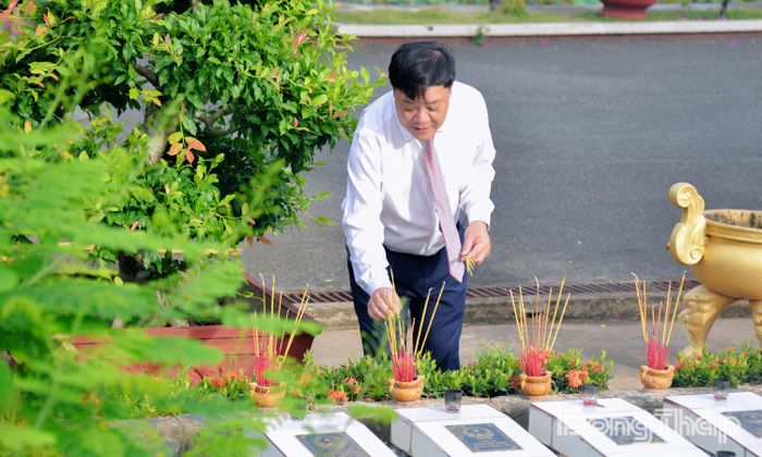 Đồng chí Phạm Thành Ngại thắp hương các phần mộ liệt sĩ chưa xác định được thông tin.