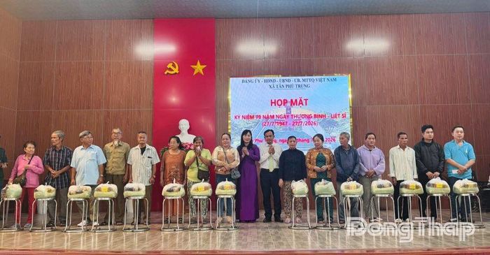 Lãnh đạo xã Tân Phú Trung trao quà tri ân cho con em gia đình người có công với cách mạng và gia đình liệt sĩ nhân họp mặt kỷ niệm 79 năm Ngày Thương binh - Liệt sĩ.