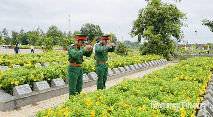 Tuổi trẻ Lực lượng vũ trang bày tỏ lòng biết ơn sâu sắc đối với sự hy sinh của thế hệ cha anh đi trước tại Lễ viếng.