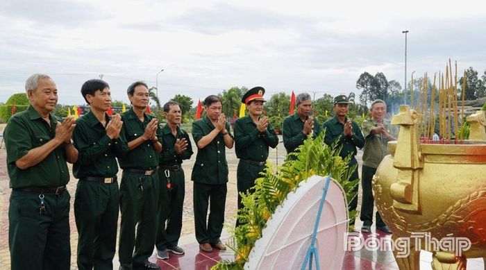 Các cựu chiến binh xã Phú Thọ dâng hương tại Lễ viếng.