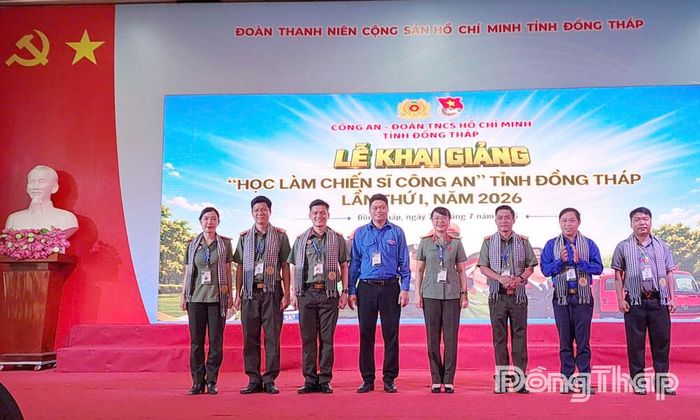Ra mắt Ban Chỉ huy, Ban Hoạt động, Tiểu đội trưởng và Điều phối viên Chương trình “Học làm chiến sĩ Công an”.