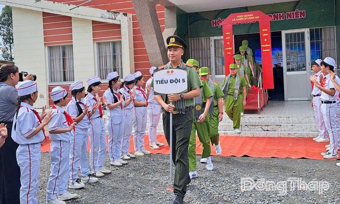 Các tiểu đội bước qua “Cầu Vinh quang”, chính thức bắt đầu hành trình 6 ngày rèn luyện và trưởng thành.